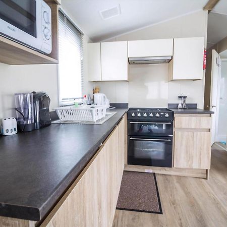 Lovely Caravan With Decking At Seawick Holiday Park In Essex Ref 27471Sw Clacton-on-Sea Exterior foto