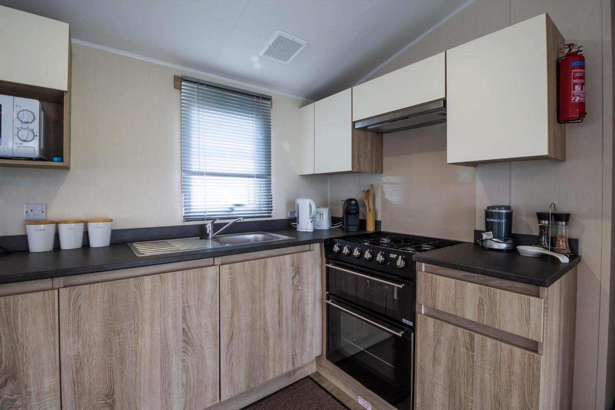 Lovely Caravan With Decking At Seawick Holiday Park In Essex Ref 27471Sw Clacton-on-Sea Exterior foto